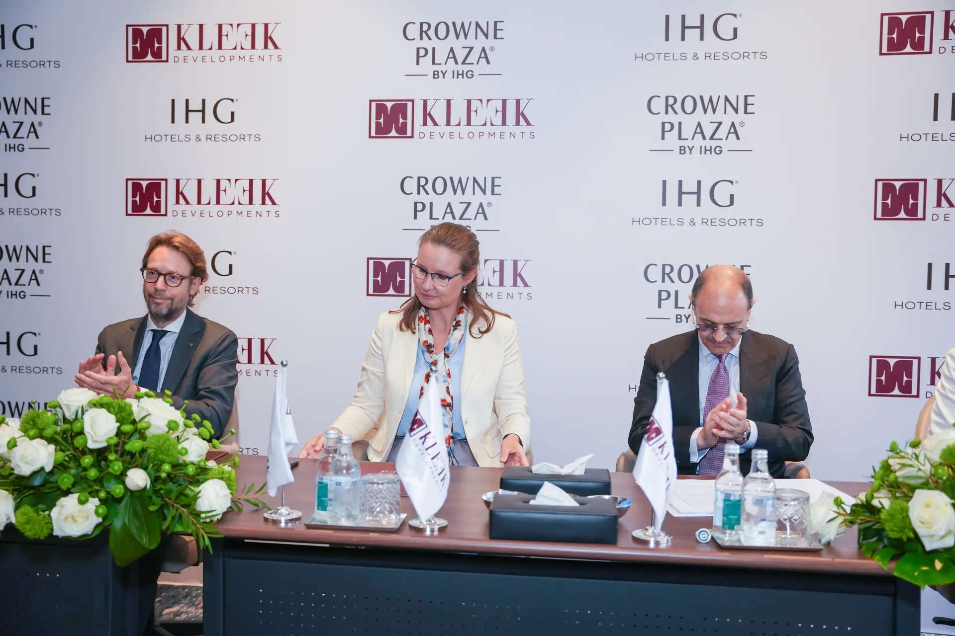 kleek ihg crowne plaza signing ceremony 04 partnership agreement table