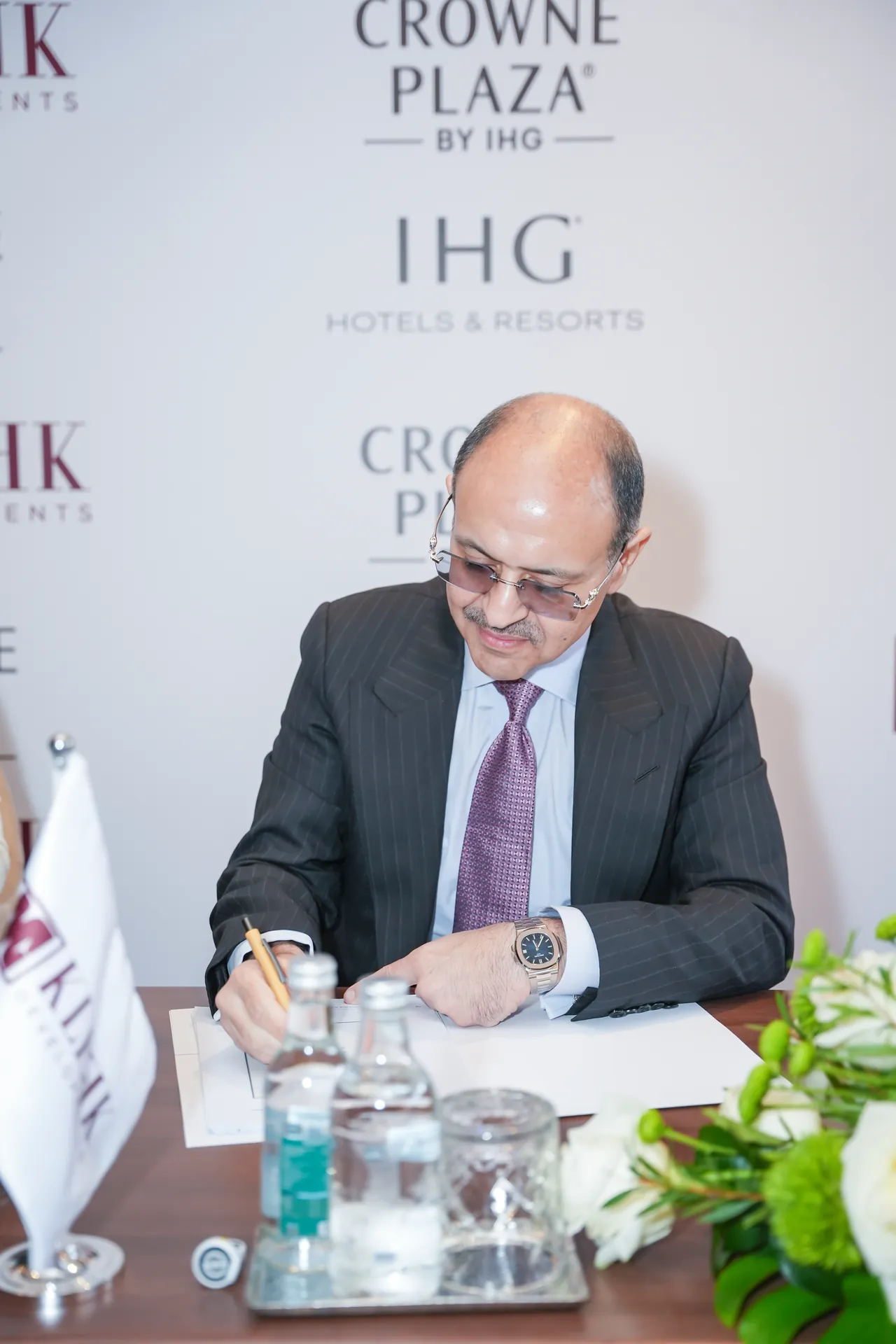 kleek ihg crowne plaza signing ceremony 05 executive signing agreement