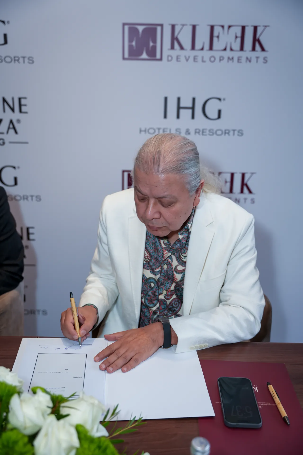 kleek ihg crowne plaza signing ceremony 06 partner signing contract