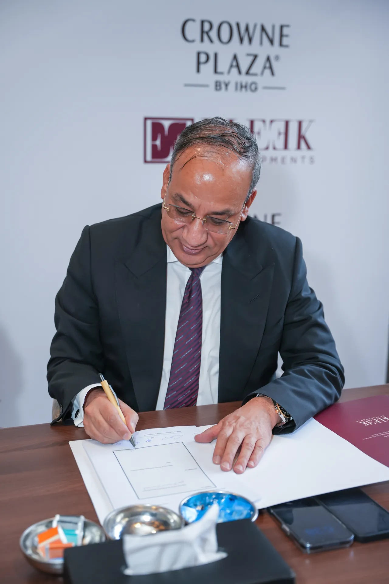 kleek ihg crowne plaza signing ceremony 07 executive signing closeup