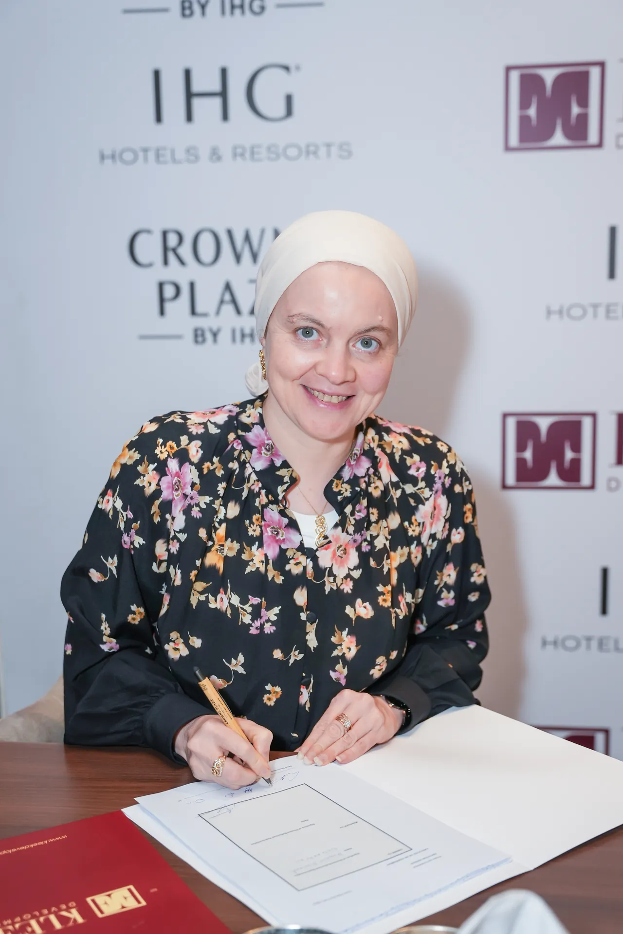 kleek ihg crowne plaza signing ceremony 09 signatory portrait
